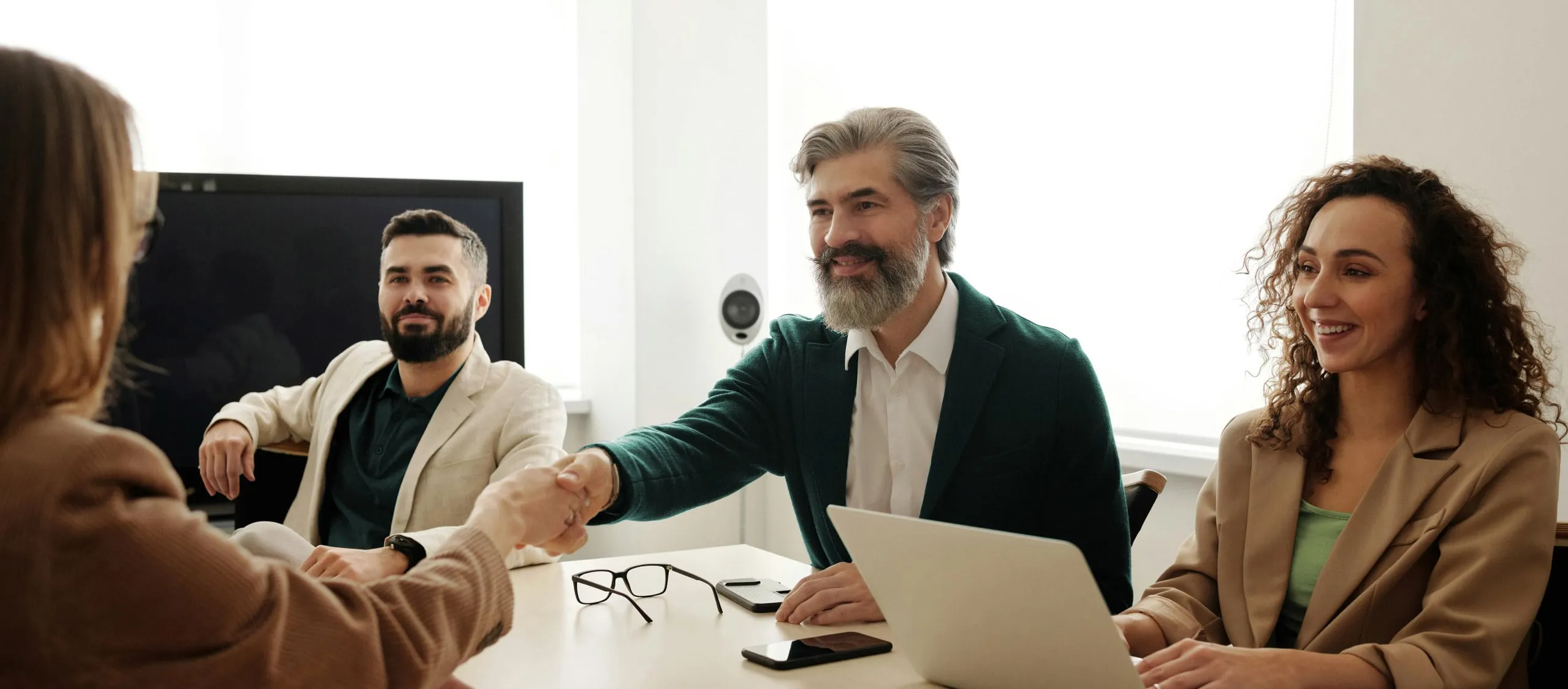 Erfolgreicher Handschlag für Werbetechnik Business Solutions und innovative Services in der Branche.