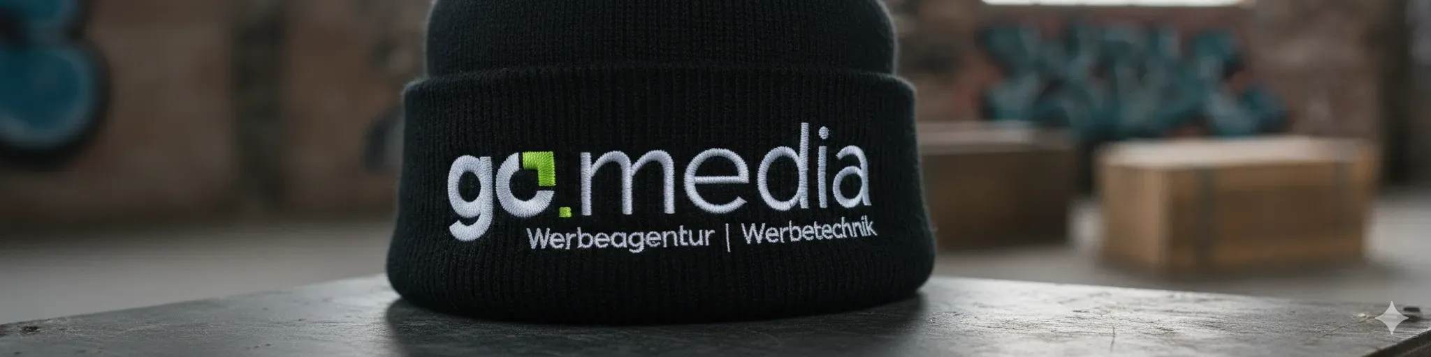 Schwarze Beanie mit go.media Logo als Beispiel für Werbeartikel, die wir für Kunden in Krefeld produzieren.