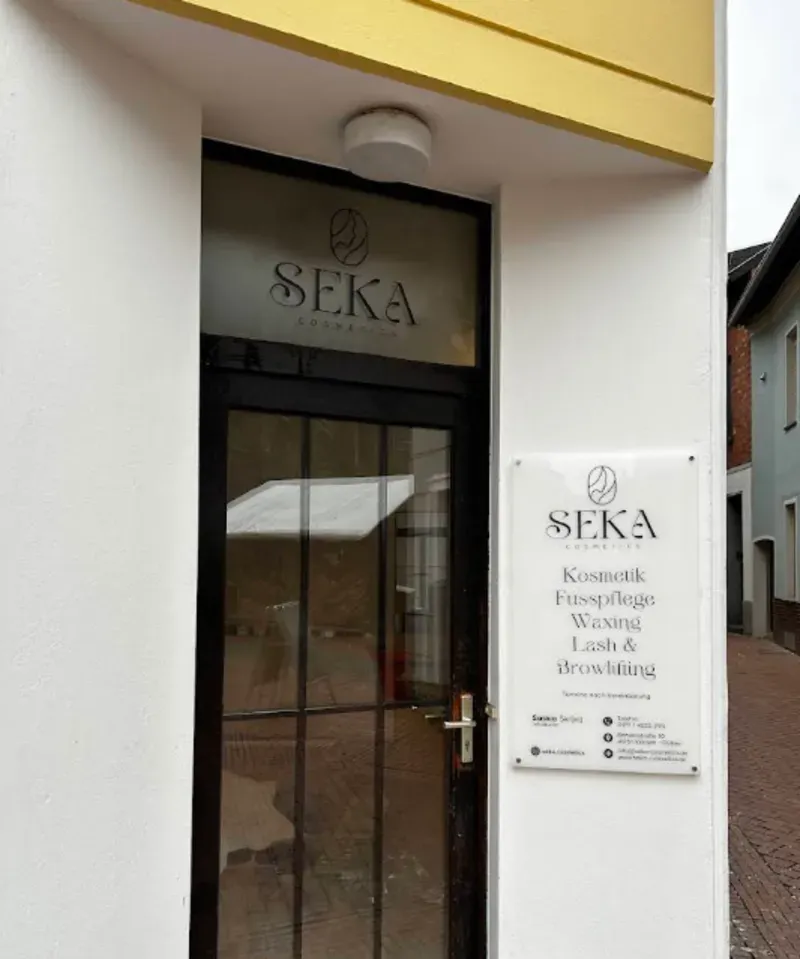 Elegante Werbetechnik an der Fassade eines Kosmetikstudios in Krefeld, die für mehr Sichtbarkeit sorgt.